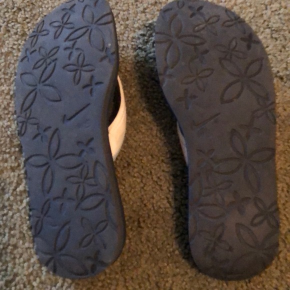 2 pairs Nike Sandals - Picture 2 of 5